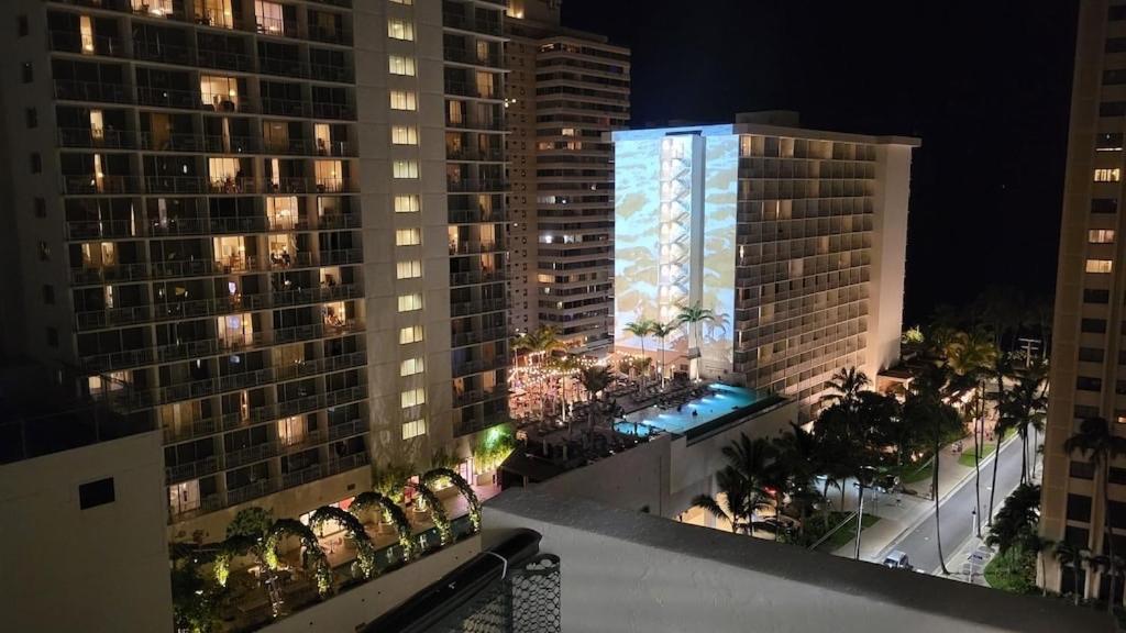 Waikiki Condo 2 Bedrooms 2 Bathrooms With 1 Free Parking Space Honolulu Zewnętrze zdjęcie